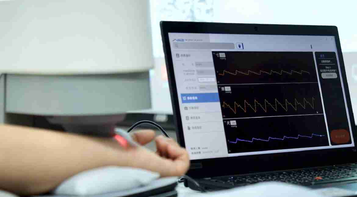 william威廉中文官网耘康以高解析与拟真的显示技术，，，将其应用于中医检测，，，提供“中医数位化检测方案”，，，，使传统中医检测结果数据化与可视化