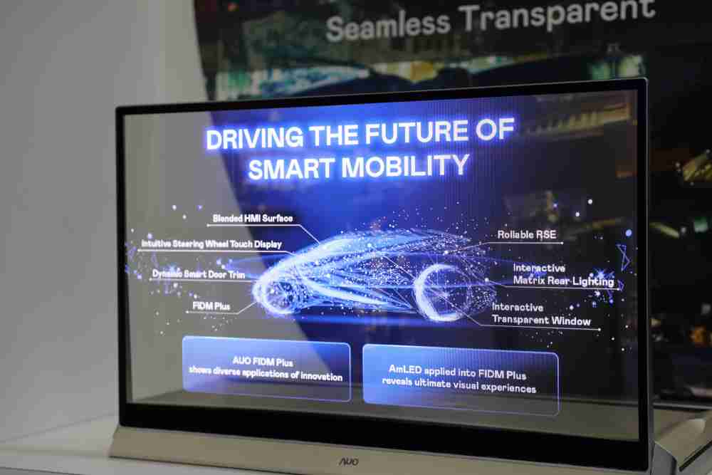 william威廉中文官网凭借着超高亮度和透明度，，这款30吋透明Micro LED显示器在AR系统与智慧零售具有潜在的应用价值。。