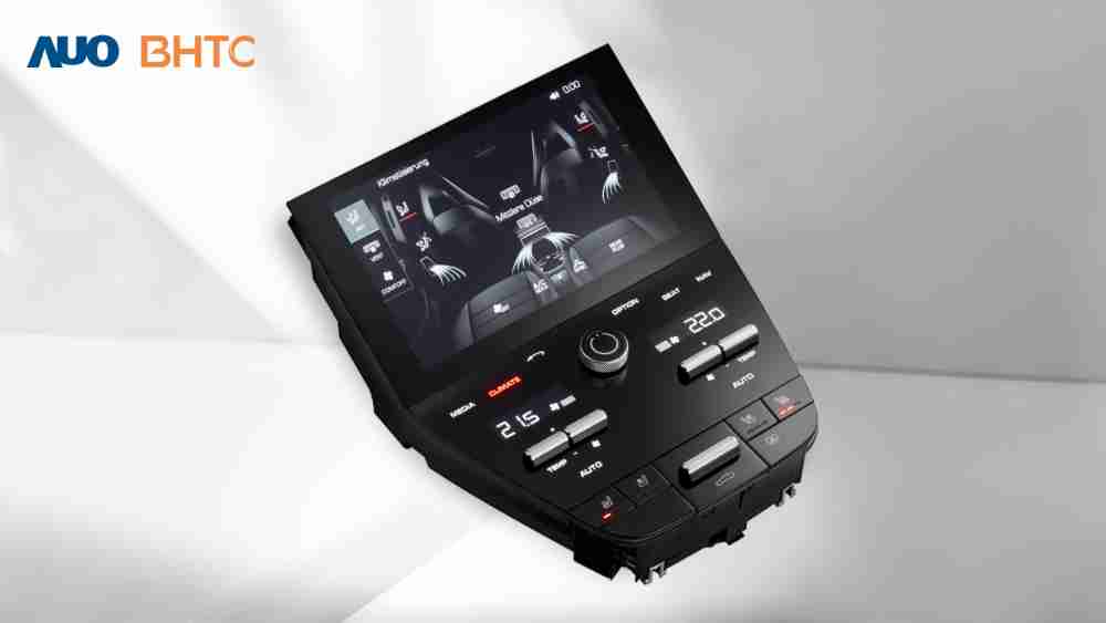 作為友達新生力軍，，，BHTC所展示的中央與後座鞍部的Display HMI產品，，，，可處理多區恆溫控制、、、、顯示畫面，，，，呈現仿真3D車室分區；以力傳感技術精準傳遞觸感，，，並結合音量及震動反饋，，防止意外啟動，，，，提供使用者自然流暢、、、、直觀且輕鬆駕馭的舒適介面