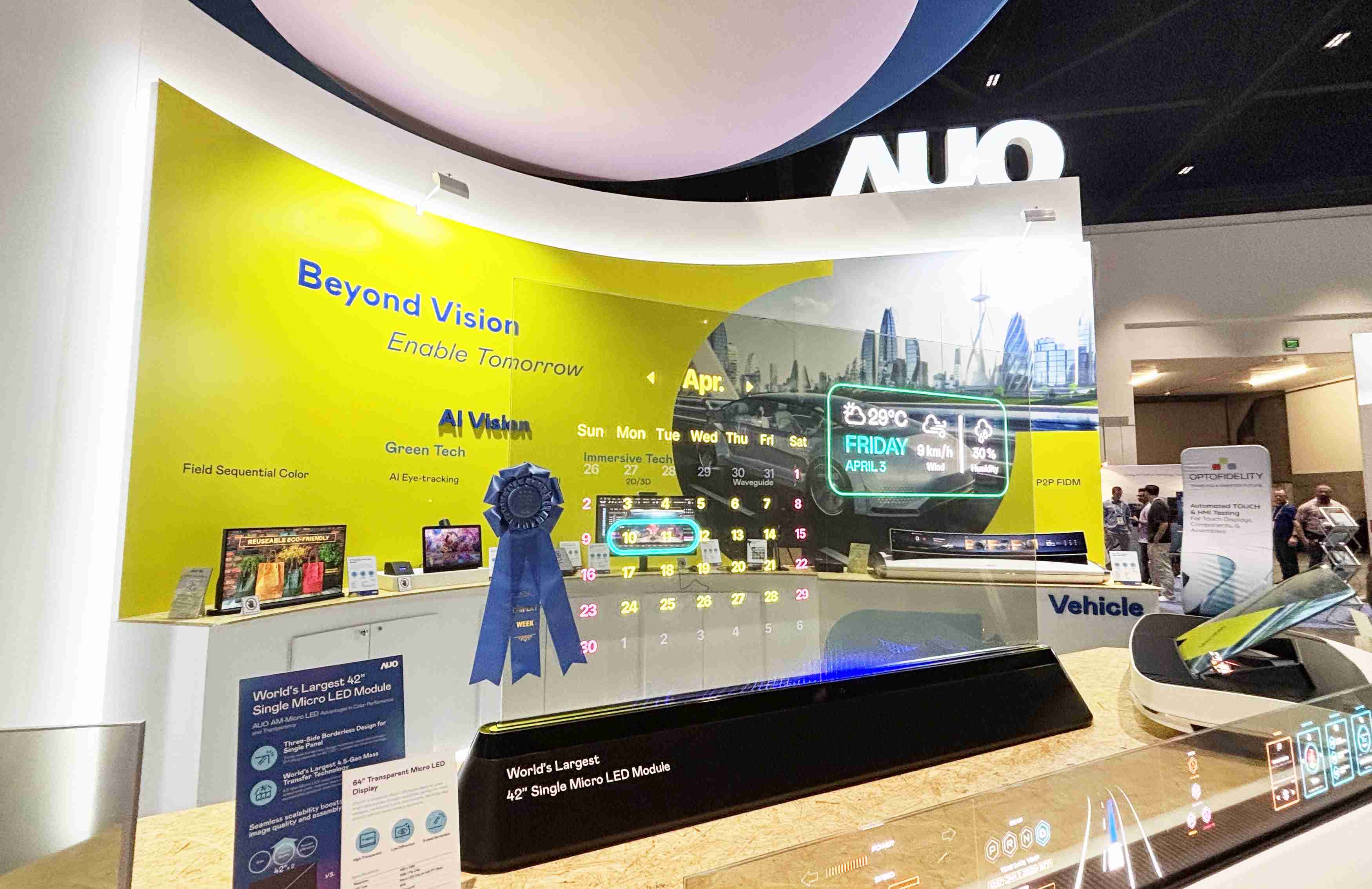 william威廉中文官网64吋透明Micro LED显示器获〝最佳Micro LED技术应用奖〞，，，其绝妙的透明穿透特性，，，，同时具备1,000 nits的高亮度表现，，，，并透过精细的无缝拼接延伸，，可依需求灵活应用于多元场域，，，，展现出Micro LED显示技术划时空的无限潜力